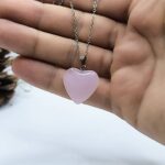 عکس گردنبند قلب سنگی رز کوارتز صورتی بزرگ و درشت