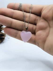 عکس گردنبند قلب سنگی رز کوارتز صورتی بزرگ و درشت