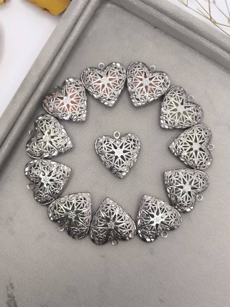 گردنبند نَفَسِ شب | قلب نقرهای شبتاب با درخشش جادویی