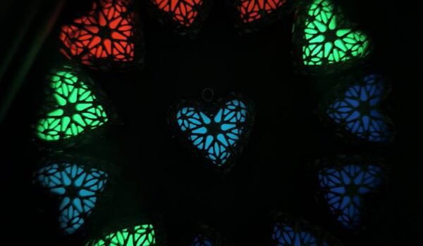 گردنبند نَفَسِ شب | قلب نقره‌ای شب‌تاب با درخشش جادویی