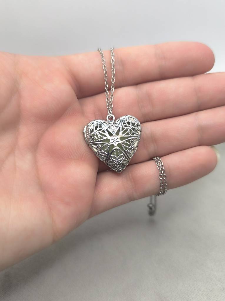 گردنبند نَفَسِ شب | قلب نقرهای شبتاب با درخشش جادویی