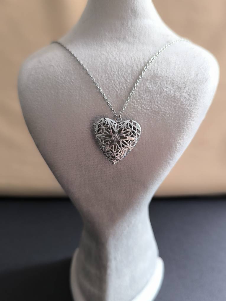 گردنبند نَفَسِ شب | قلب نقرهای شبتاب با درخشش جادویی