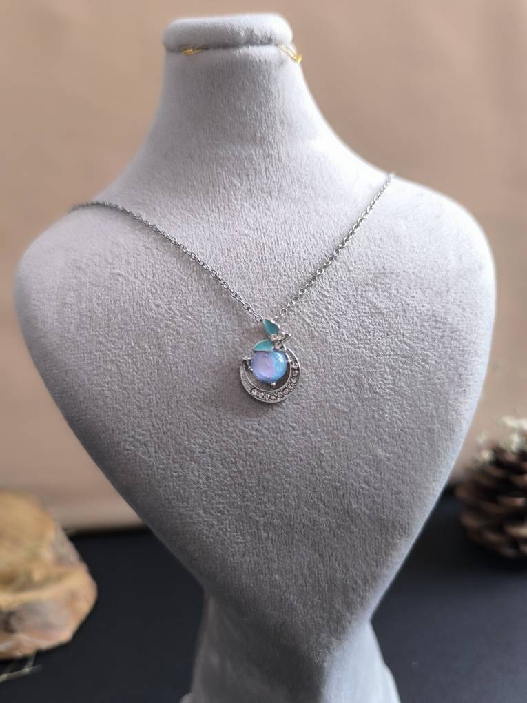 گردنبند لالهی ماه | گردنبند نقرهای با سنگ اُپال و طرح هلال ماه