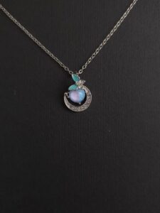 گردنبند لاله‌ی ماه | گردنبند نقره‌ای با سنگ اُپال و طرح هلال ماه