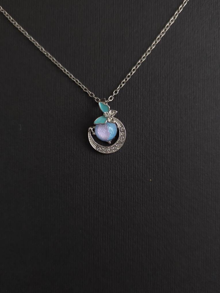 گردنبند لالهی ماه | گردنبند نقرهای با سنگ اُپال و طرح هلال ماه