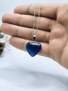 عکس گردنبند قلبی رزینی آبی تیره