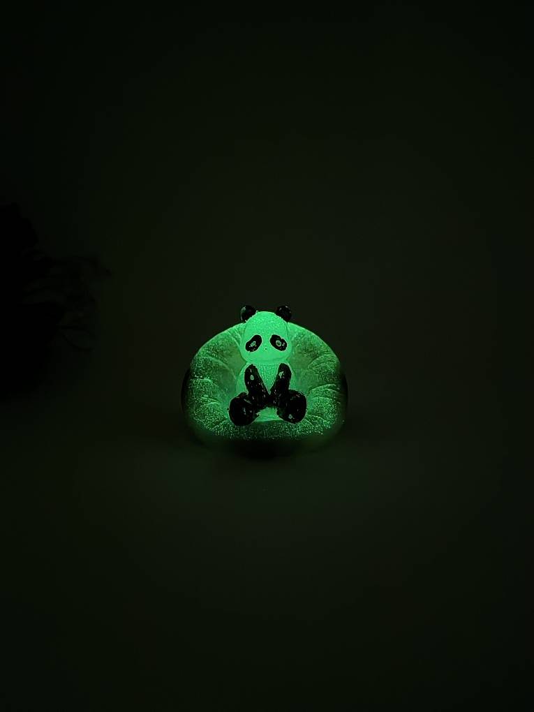 مجسمه دکوری کیوت خرس پاندا شبتاب نشسته در شب