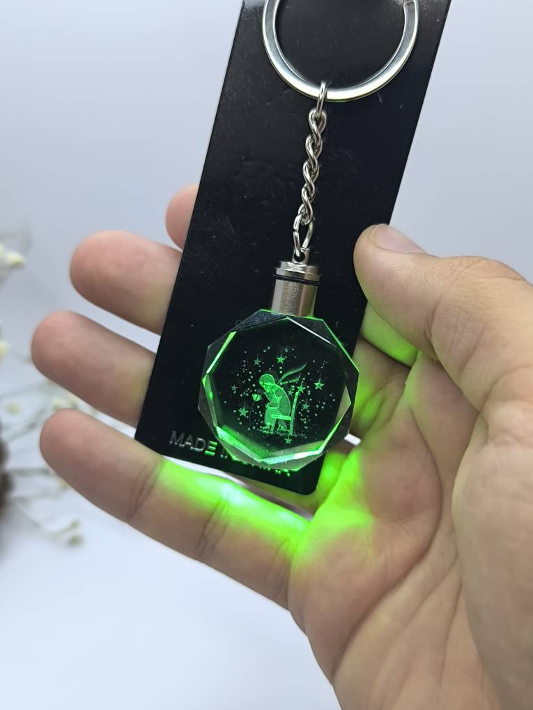 عکس و قیمت جاکلیدی چراغ دار سه بعدی طرح فرشته کوچک یا انسان نشسته