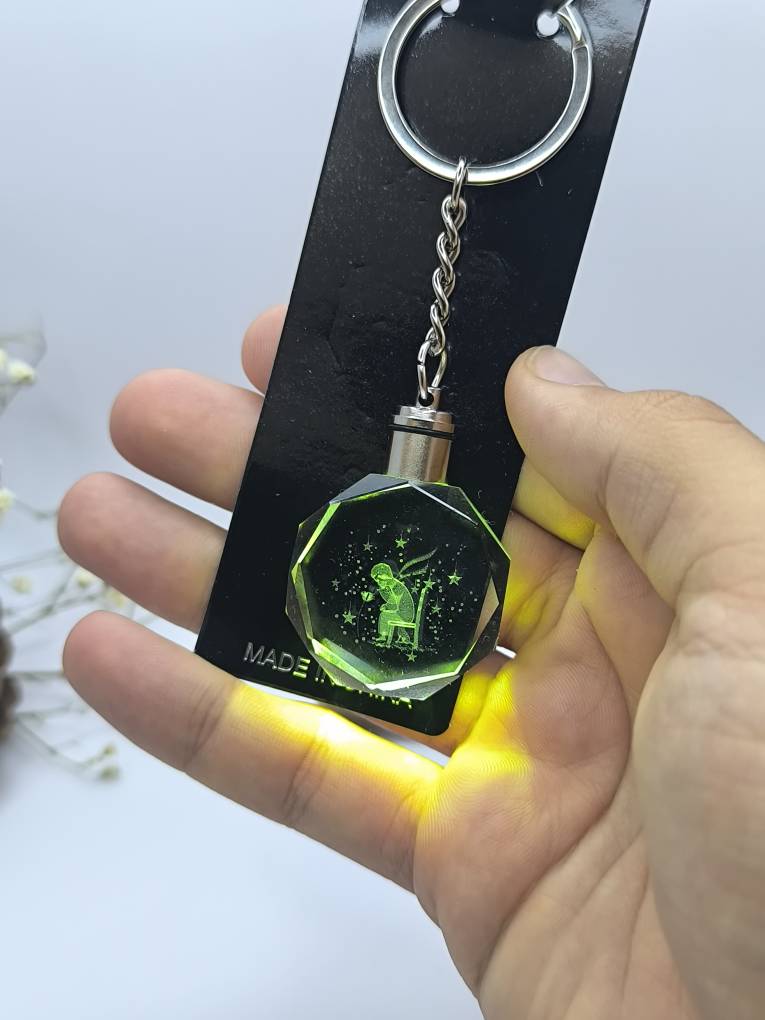 عکس و قیمت جاکلیدی چراغ دار سه بعدی طرح فرشته کوچک یا انسان نشسته