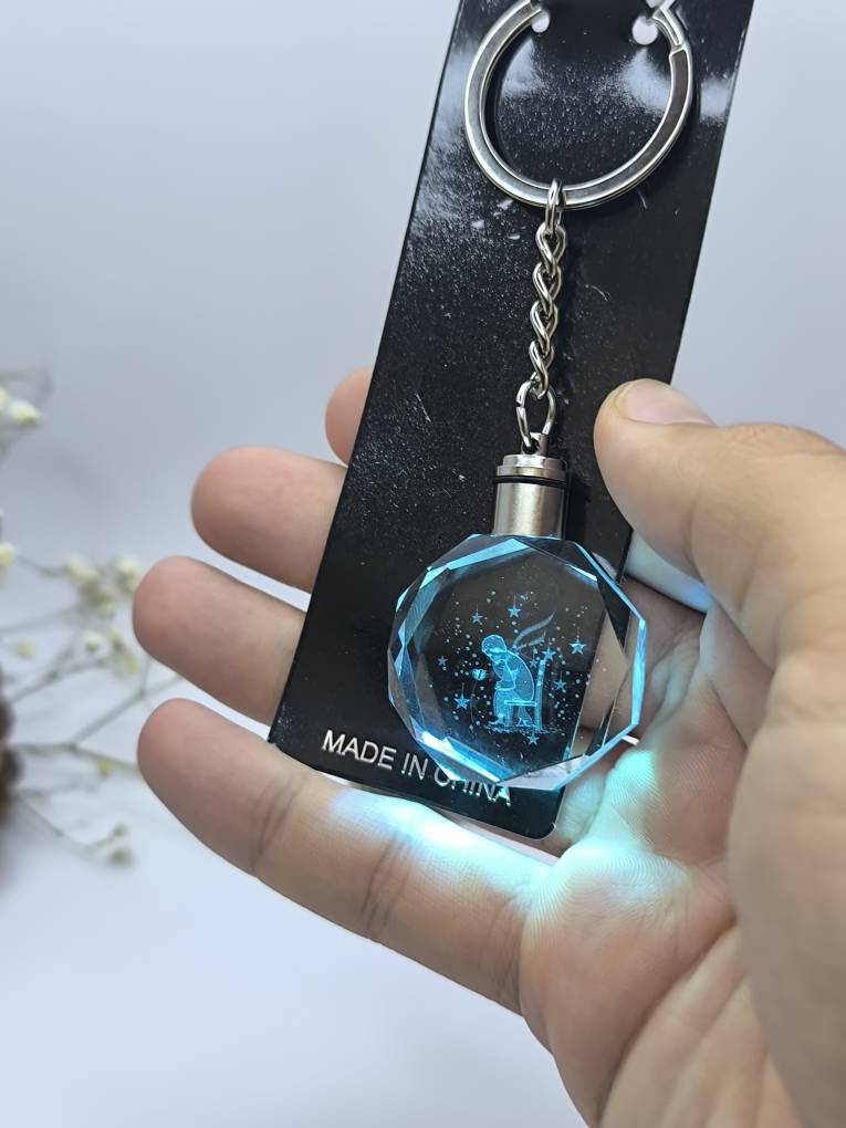 عکس و قیمت جاکلیدی چراغ دار سه بعدی طرح فرشته کوچک یا انسان نشسته