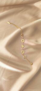 عکس و قیمت و معرفی دستبند زنانه استیل برند لویی ویتون طرح گل چهار پر و ستاره