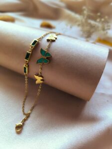 عکس و قیمت دستبند زنانه طرح بولگاری و پروانه نگین دار سبز استیل