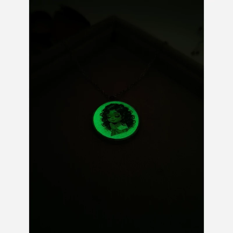 عکس و قیمت گردنبند دخترانه شب تاب طرح عکس کارتونی