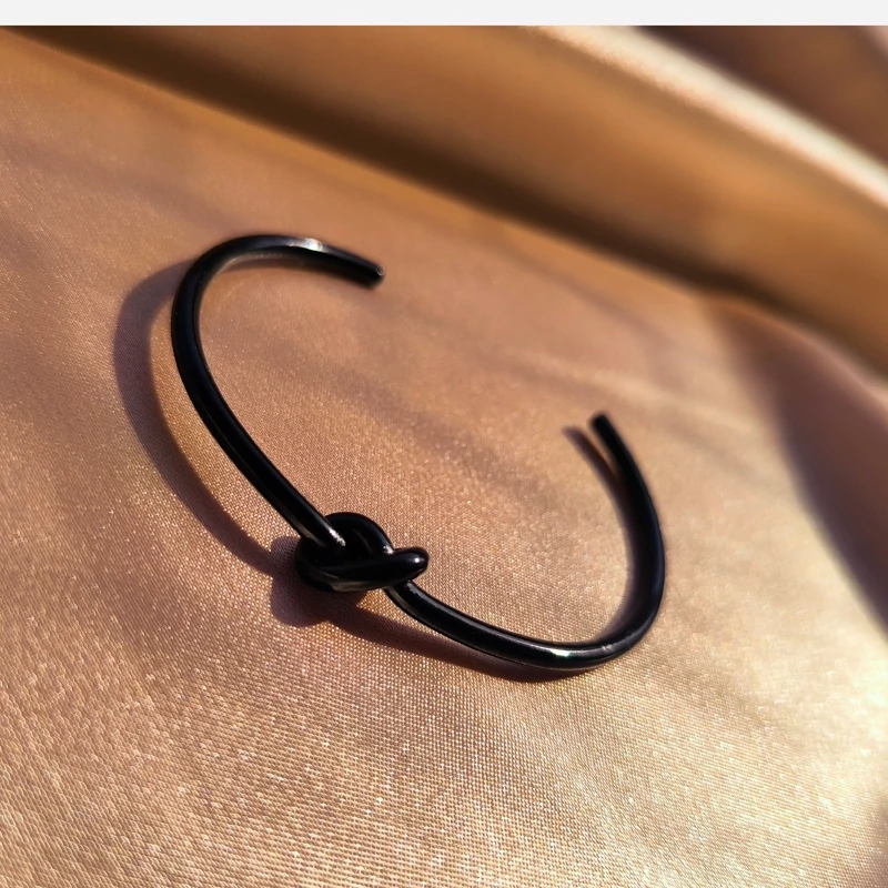 عکس و قیمت دستبند بنگل گرهای طلایی استیل ضد زنگ – ظرافت و ماندگاری در یک طرح خاص