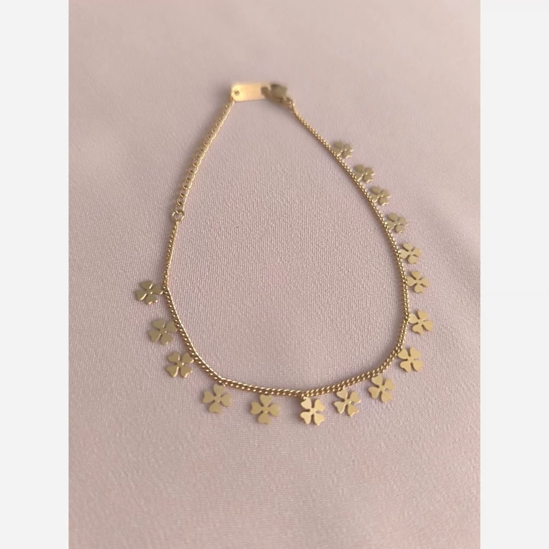 دستبند استیل طلایی طرح گل ریز – ظرافت و درخشش در استایل روزانه