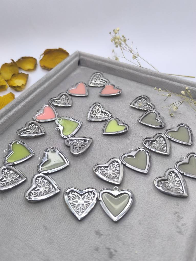 گردنبند نَفَسِ شب | قلب نقرهای شبتاب با درخشش جادویی