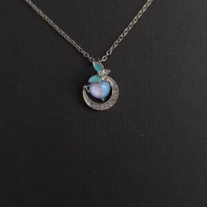 گردنبند لاله‌ی ماه | گردنبند نقره‌ای با سنگ اُپال و طرح هلال ماه