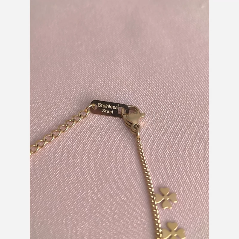 دستبند استیل طلایی طرح گل ریز – ظرافت و درخشش در استایل روزانه