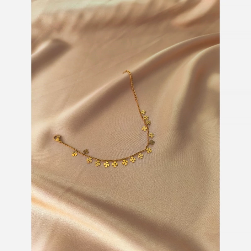 دستبند استیل طلایی طرح گل ریز – ظرافت و درخشش در استایل روزانه