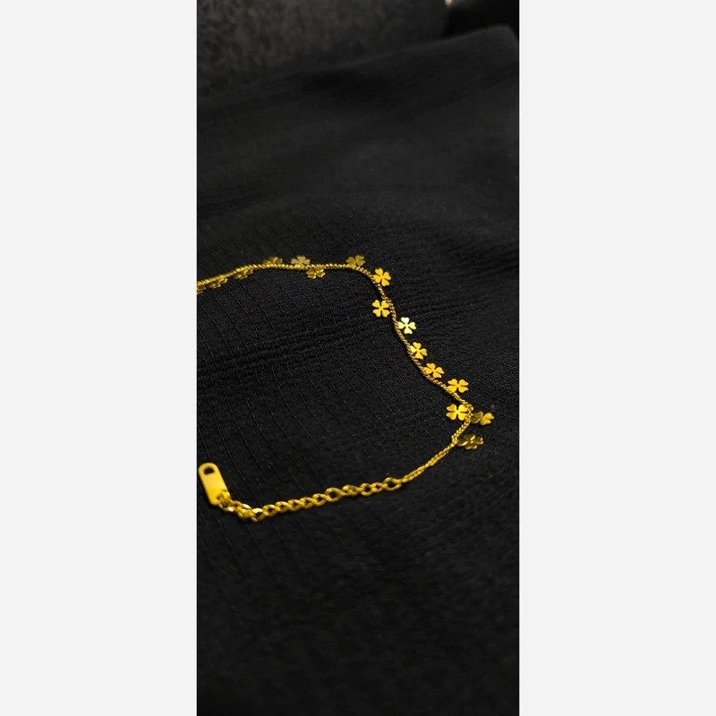 دستبند استیل طلایی طرح گل ریز – ظرافت و درخشش در استایل روزانه