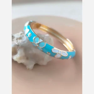 دستبند استیل طرح گل با رنگ آبی فیروزه‌ای – ترکیب ظرافت و خاص‌پسندی