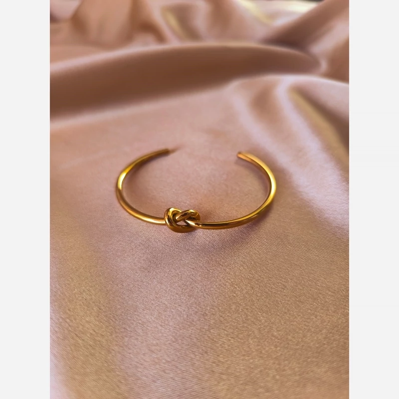 عکس و قیمت دستبند بنگل گرهای طلایی استیل ضد زنگ – ظرافت و ماندگاری در یک طرح خاص