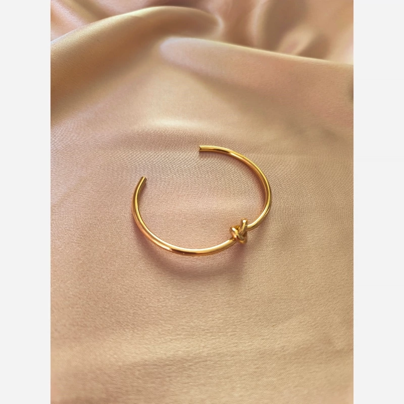 عکس و قیمت دستبند بنگل گرهای طلایی استیل ضد زنگ – ظرافت و ماندگاری در یک طرح خاص