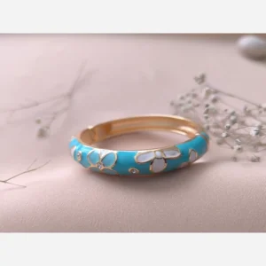 دستبند استیل طرح گل با رنگ آبی فیروزه‌ای – ترکیب ظرافت و خاص‌پسندی