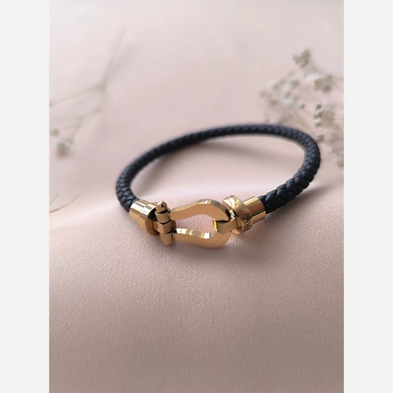 دستبند چرمی طرح FRED با قفل طلایی – استایل لوکس و مردانه