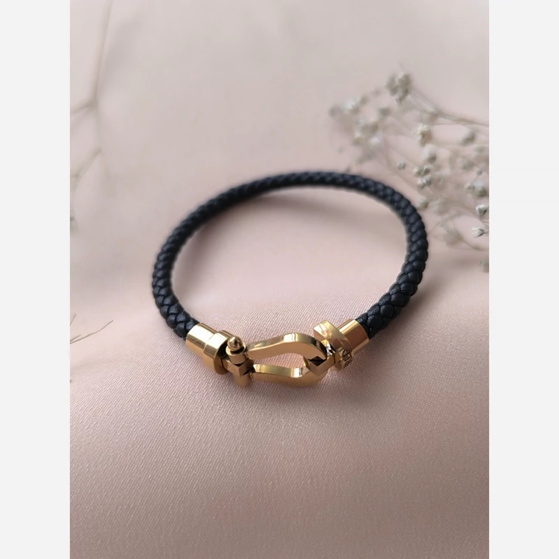 دستبند چرمی طرح FRED با قفل طلایی – استایل لوکس و مردانه