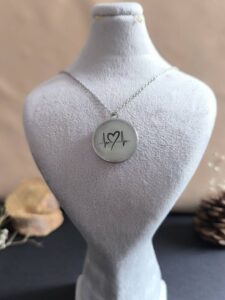 گردنبند شب‌تاب دایره‌ای با طرح ضربان قلب و قلب در حال درخشش سبز در تاریکی.