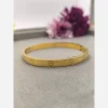 دستبند استیل اصل رنگ طلایی ثابت حکاکی شده اکسسوری زینارین